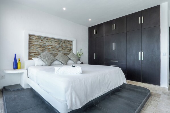 Deluxe Double Room, Pool View | Free WiFi - Villas Acapulco Punta Diamante (Acapulco)