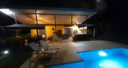 Charming, very private 2-bedroom casita in Ojochal with WiFi and solar.