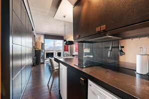 Kühlschrank, Mikrowelle, Herdplatte, Wasserkocher mit Kaffee-/Teezubehör