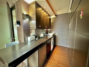 Réfrigérateur, micro-ondes, plaque de cuisson, cafetière/bouilloire