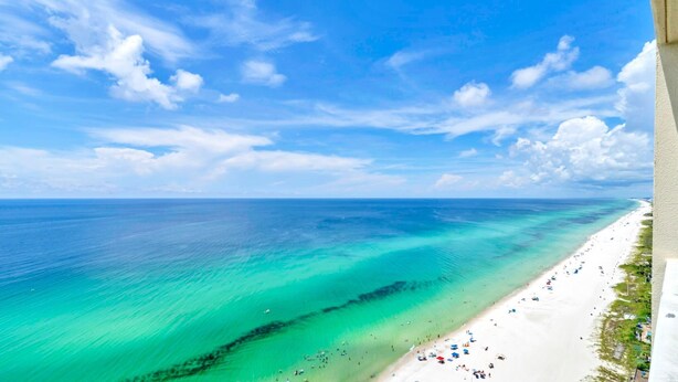 Ein Strand mit klarem türkisblauem Wasser und einem weißen Sandstrand.
