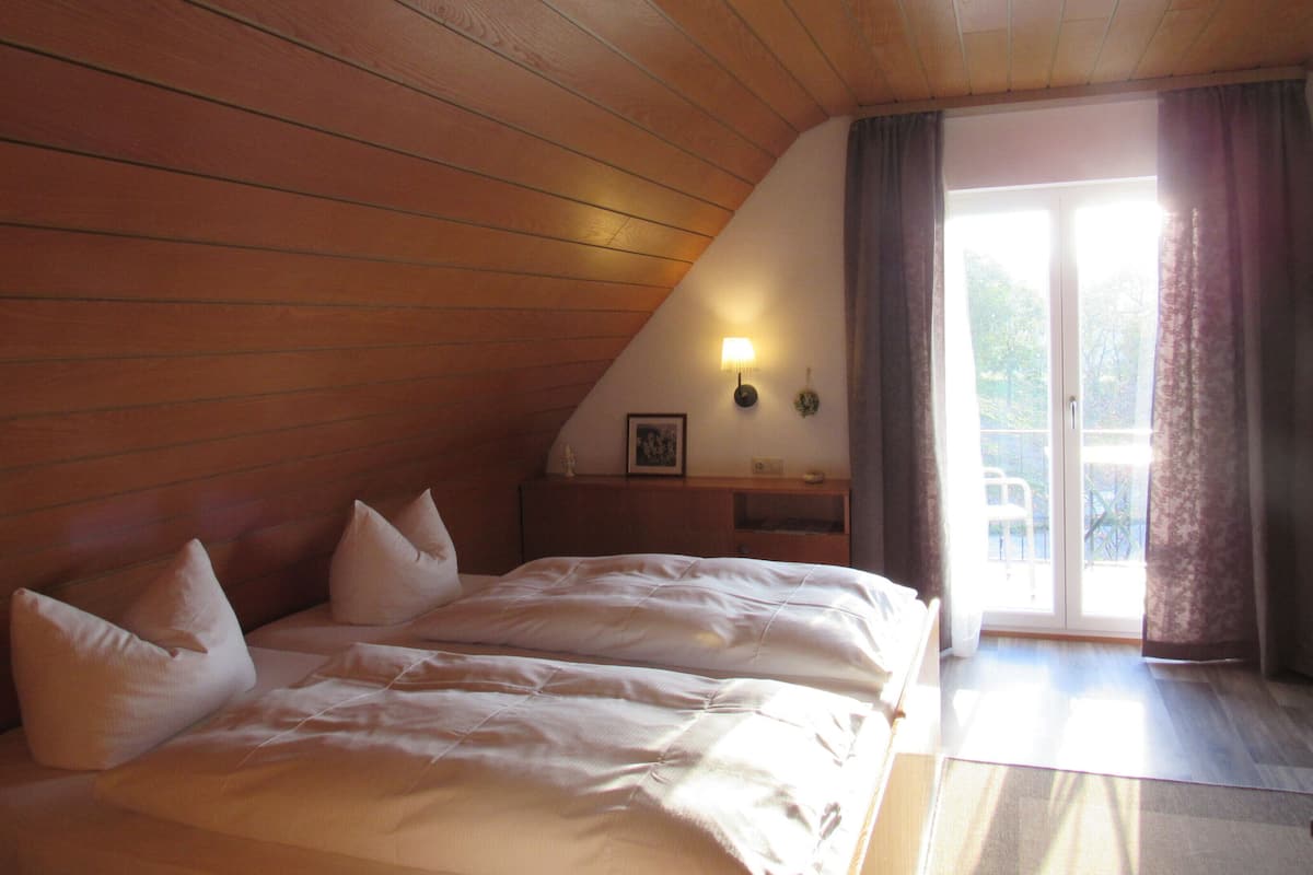Chambre Double Standard, balcon | Restauration dans la chambre