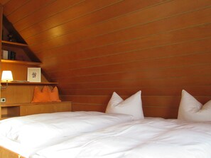 Chambre Standard double, balcon | Repas dans la chambre