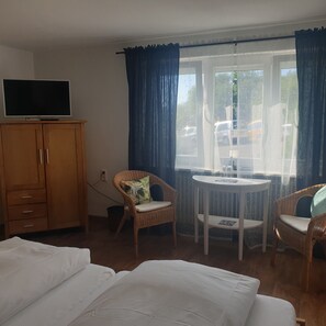 Standard-Doppelzimmer, Blick auf den Innenhof | Essbereich im Zimmer