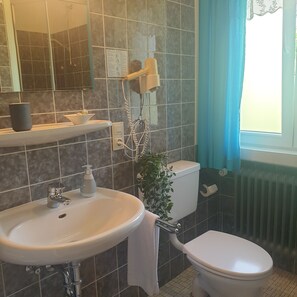 Chambre Standard double, patio | Salle de bain | Séchoir à cheveux, serviettes fournies, savon, shampooing