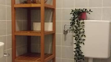 Standard Single Room, Garden View | Bathroom | Hair dryer, towels, soap, shampoo