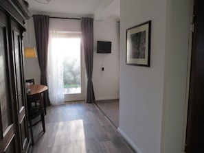 Comfort Double Room, Patio | In-room dining