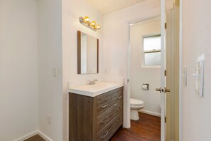 Bathroom - Bright 2BR Lynnwood Retreat (Lynnwood)