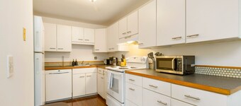 Bright 2BR Near Ash Way w Private Yard
