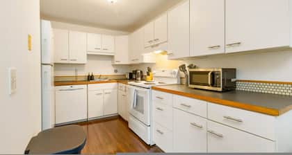 Bright 2BR Near Ash Way w Private Yard