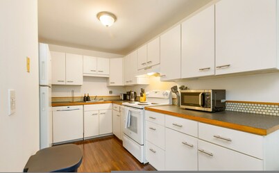 Bright 2BR Near Ash Way w Private Yard