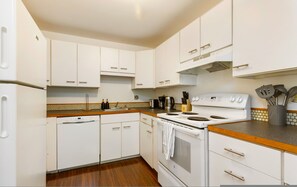 Private kitchen - Bright 2BR Lynnwood Retreat (Lynnwood)
