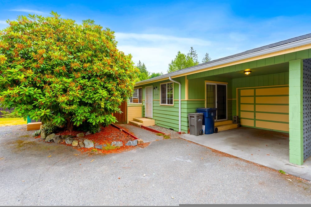 Family-friendly 2BR Duplex Garage Backyard - Kenmore, WA