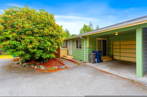 Bright 2BR Lynnwood Retreat