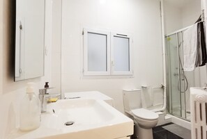 Dusche, Haartrockner, Handtücher, Seife