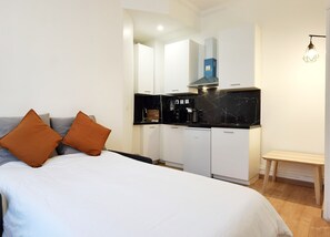 1 bedroom, WiFi, bed sheets - New decored Apt /elevator/50 m to Lafayette/ 1mn to metro (Paris)