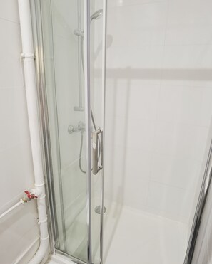 Chuveiro, secador de cabelo, toalhas de banho, sabonete