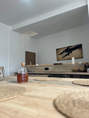 Fridge, microwave, oven, stovetop - Les Suites de Cognac (Cognac)