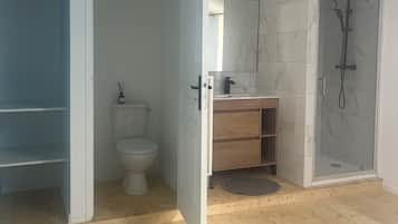 Ducha, secador de pelo, toallas y jabón