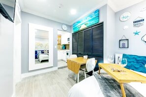 1 bedroom, WiFi, bed sheets - Charming Private Studio with AC and WiFi in lovely Hollywood (Hollywood)