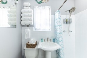 Serviettes fournies, savon, papier toilette