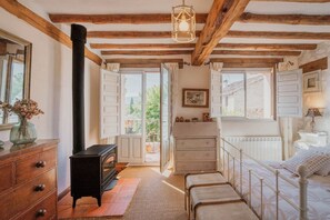 5 bedrooms, iron/ironing board, WiFi, bed sheets