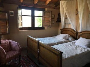 Een strijkplank/strijkijzer, wifi, beddengoed