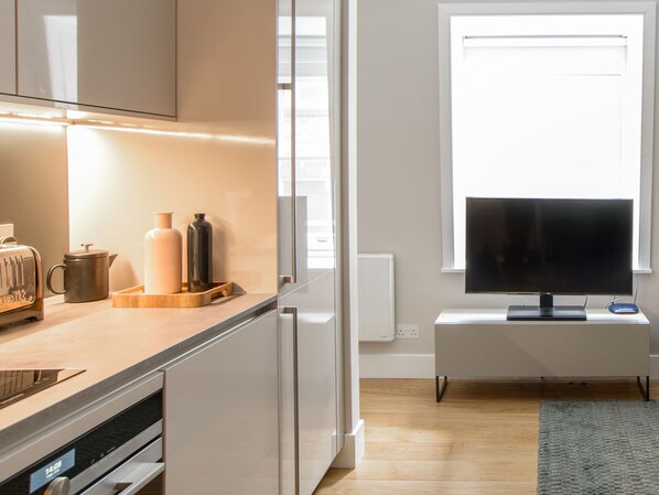 Studio | Privat køkken | Køleskab, mikrobølgeovn, ovn, kogeplade