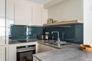 One Bedroom Apartment | Privat køkken | Køleskab, mikrobølgeovn, ovn, kogeplade
