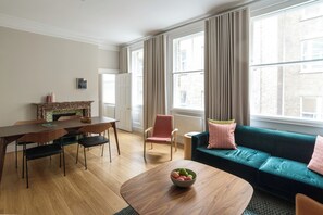 Premium One Bedroom Apartment | Laptop workspace, free WiFi
