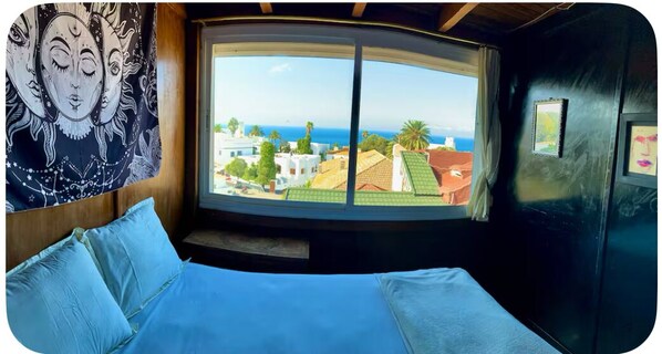 2 bedrooms, iron/ironing board, WiFi