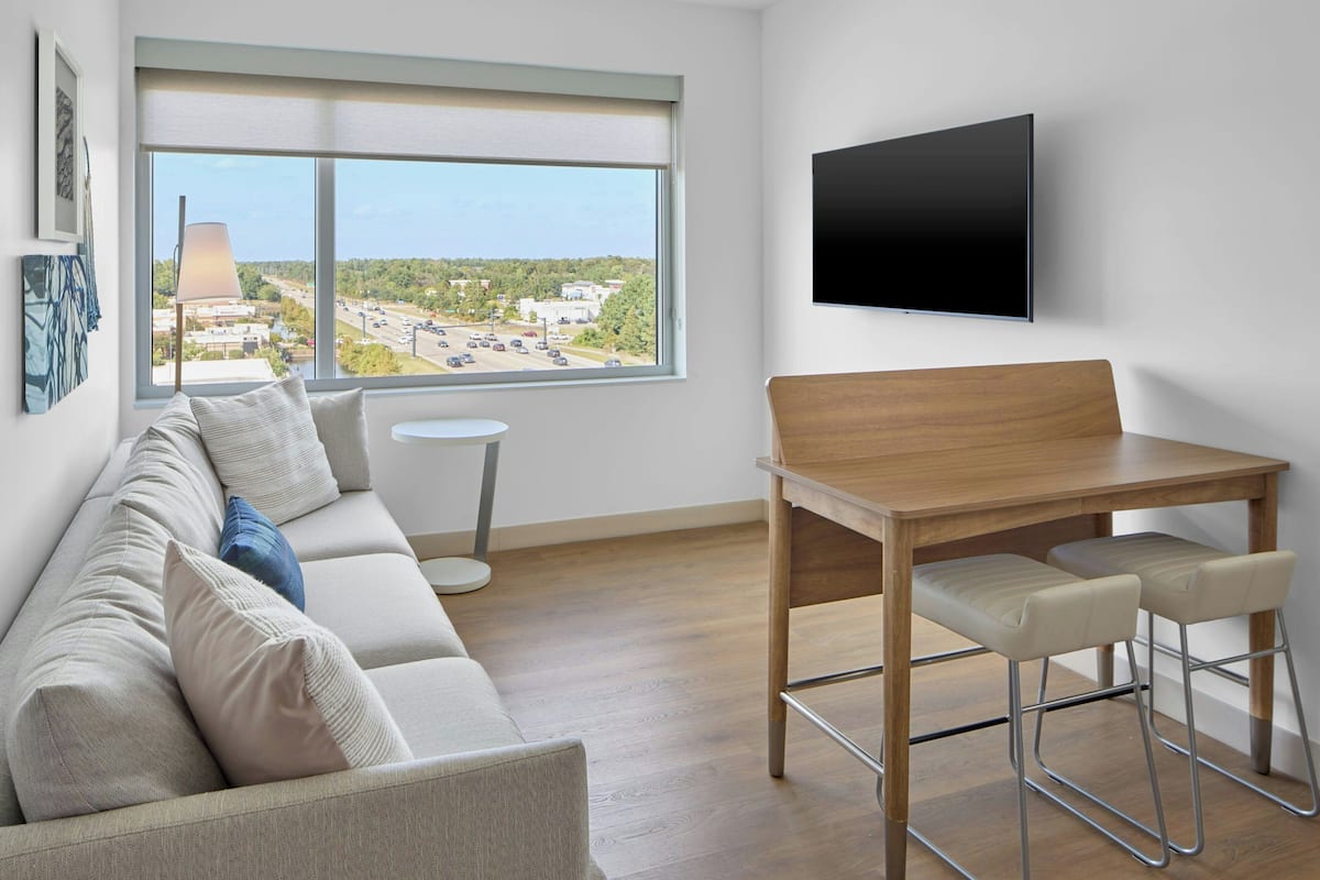 Down duvets, in-room safe, desk, laptop workspace