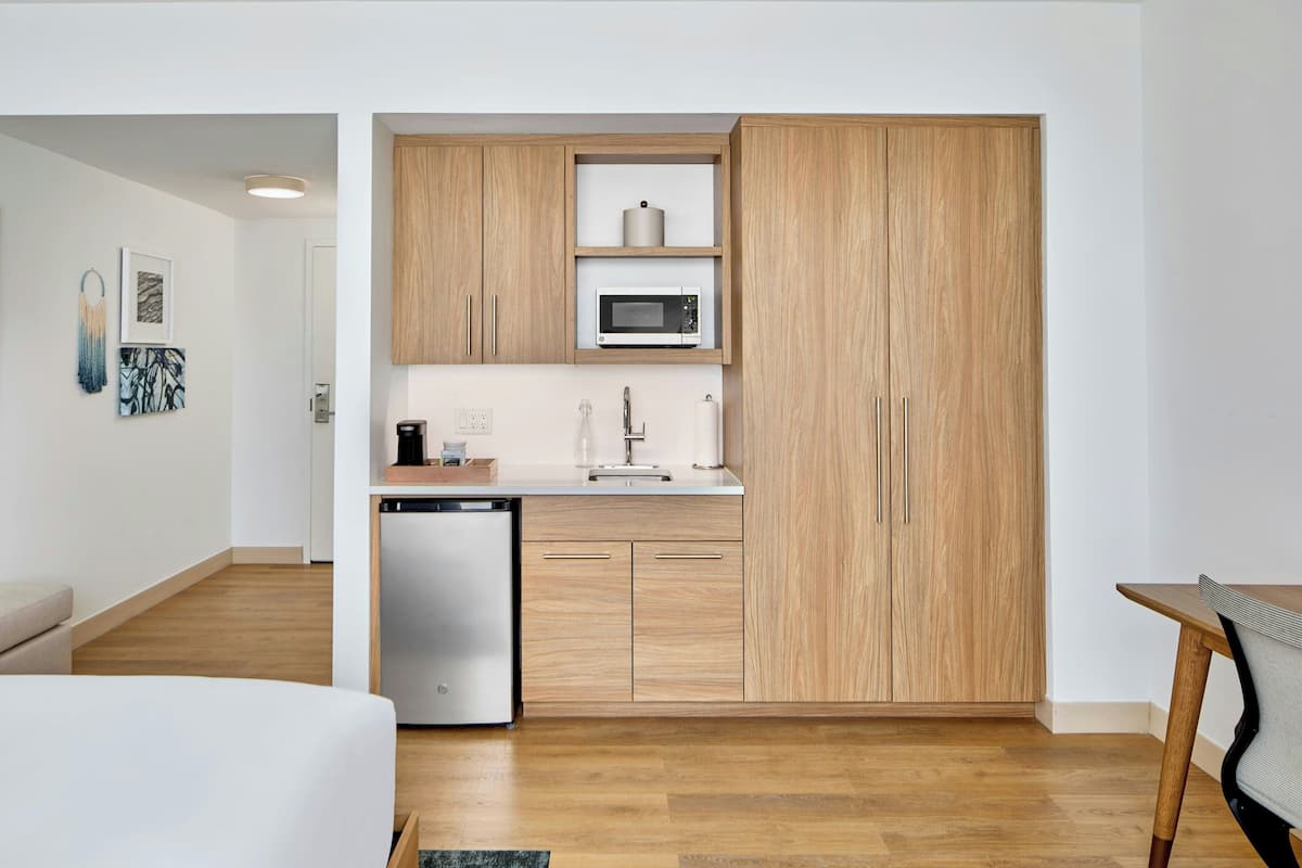 Down duvets, in-room safe, desk, laptop workspace