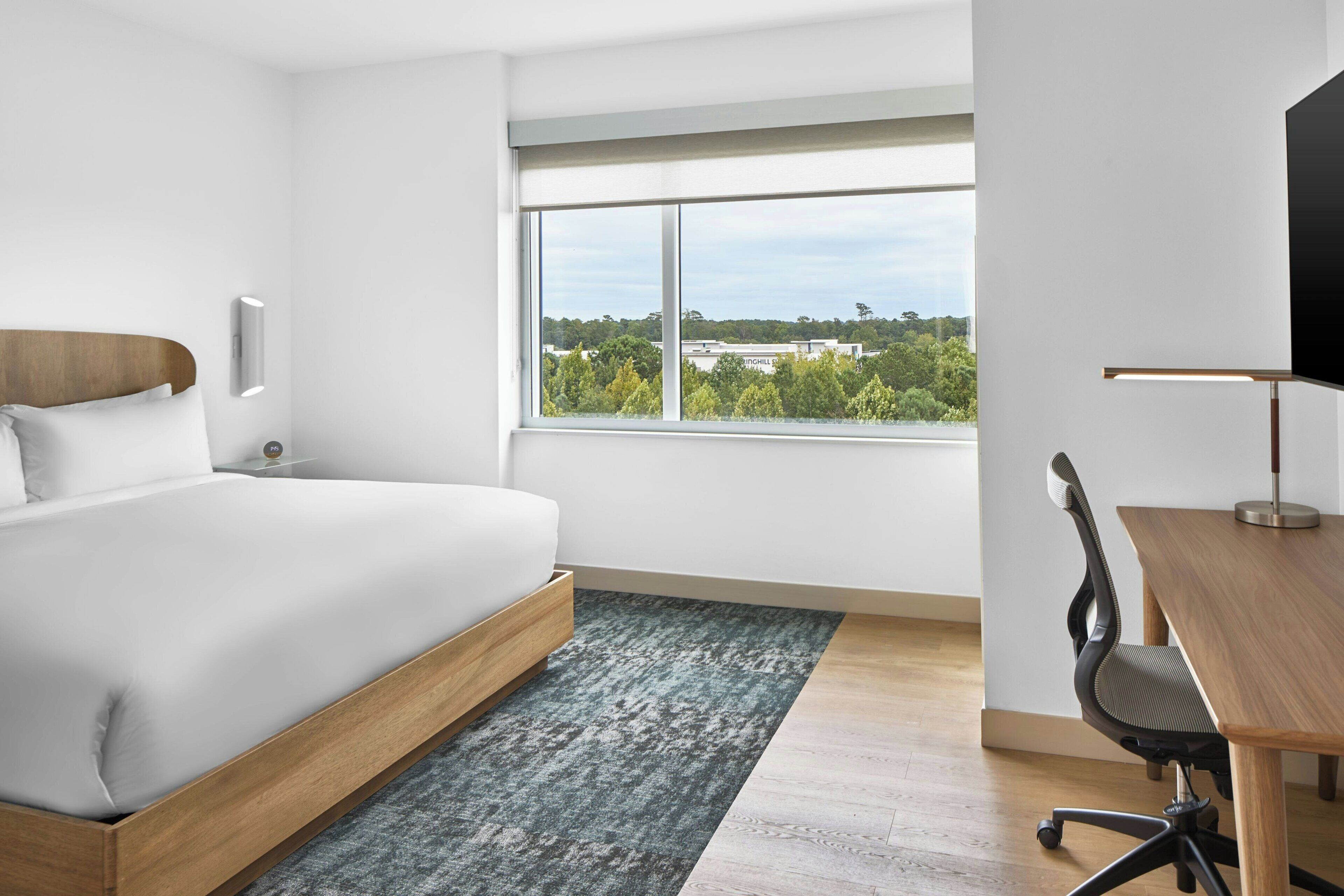 Kamer, 1 kingsize bed | Donsdekens, een kluis op de kamer, een bureau, een laptopwerkplek