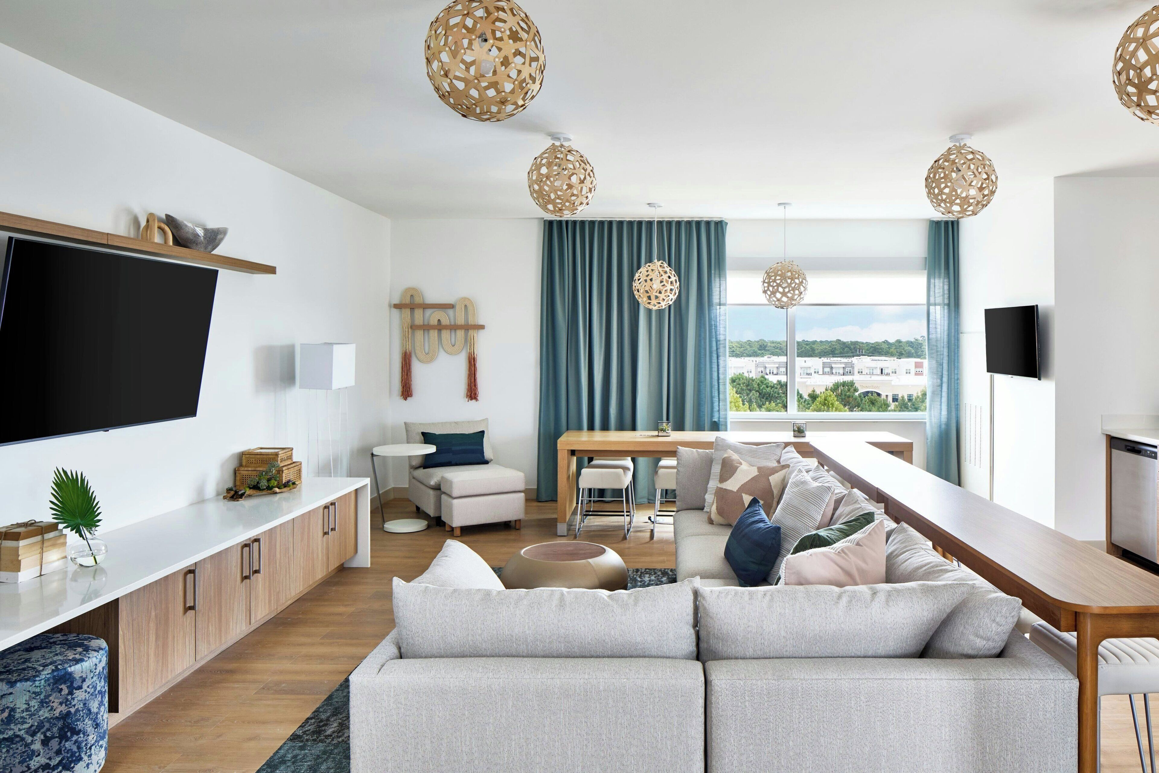 ألحفة محشوة بالريش وخزنة داخل الغرفة ومكتب ومساحة عمل للكمبيوتر المحمول