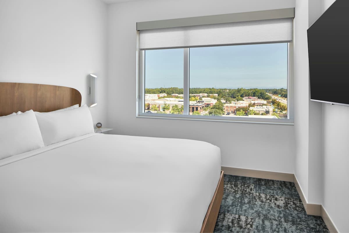 Down duvets, in-room safe, desk, laptop workspace