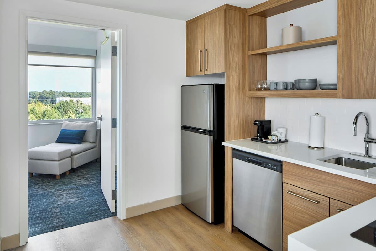 Cubrecamas, caja de seguridad en la habitación y escritorio