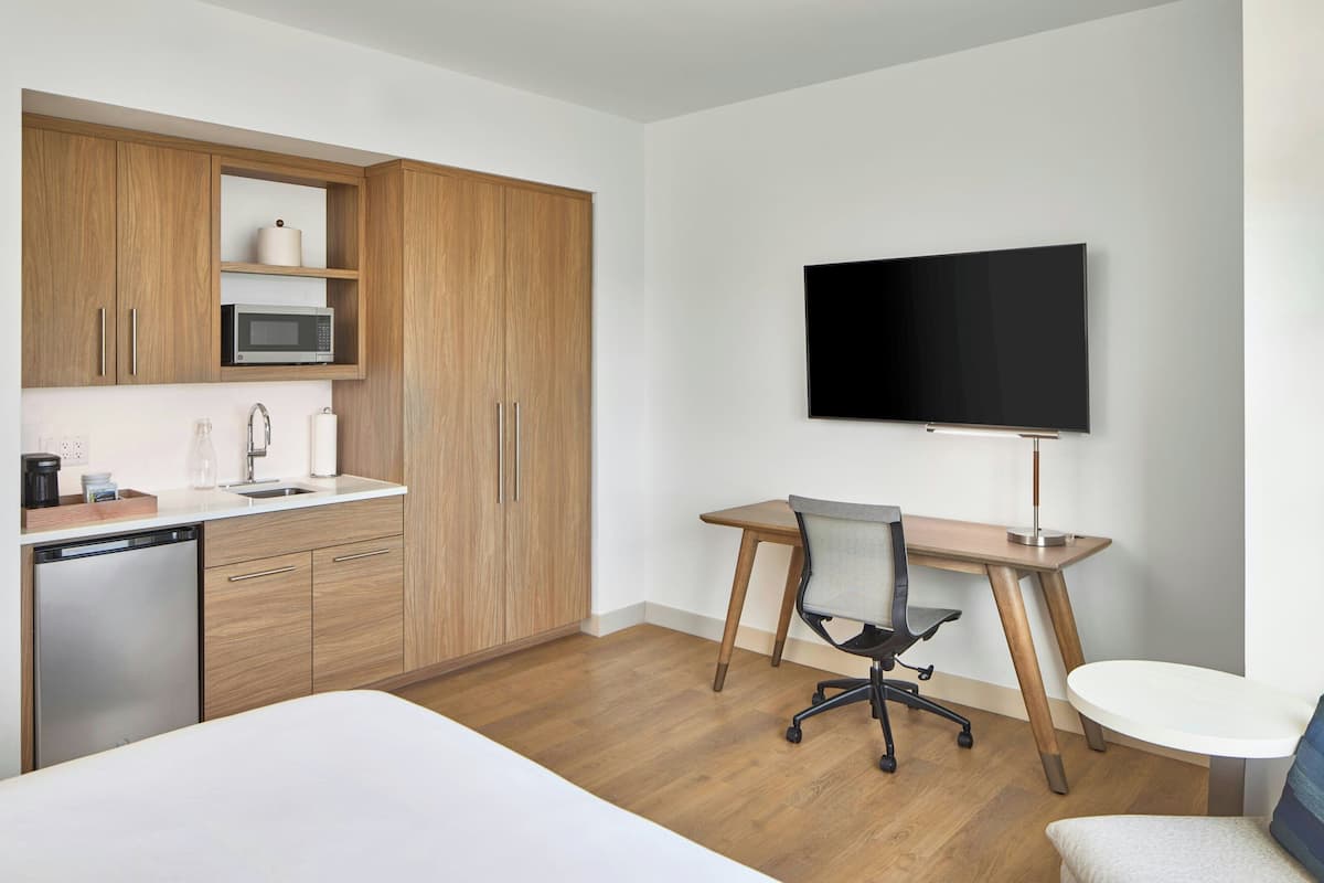 Down duvets, in-room safe, desk, laptop workspace