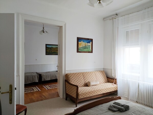 2 bedrooms, iron/ironing board, WiFi, bed sheets - Charming 2-bedroom apartment in lovely Keszthely with WiFi, washing machine (Keszthely)