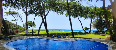 Una piscina al aire libre