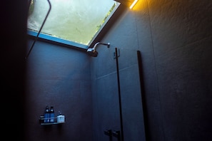 Douche, sĂšche-cheveux, serviettes fournies, savon