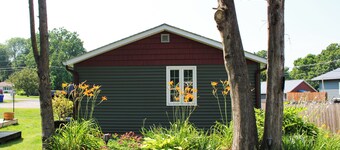 Charming 1-bedroom cottage lake views/access, Malletts Bay Colchester, AC, WiFi