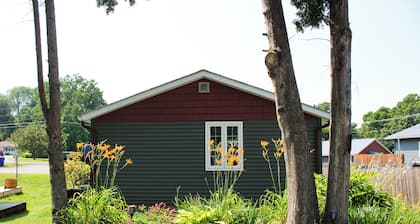 Charming 1-bedroom cottage lake views/access, Malletts Bay Colchester, AC, WiFi