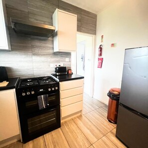 Køleskab, mikrobølgeovn, ovn, kogeplade