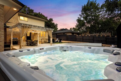Family Retreat in the Heart of San Antonio! Heated Pool - Hot Tub - Game Room