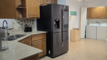 Micro-ondes, four, plaque de cuisson