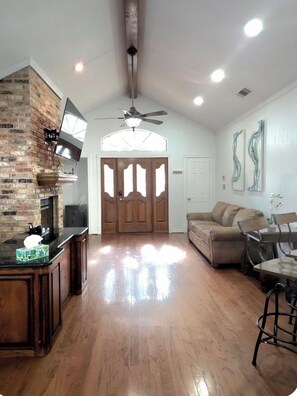 Smart TV - Spacious & Bright 2BR Near Stadiums & Events- 20 minutes to Dallas & Fort Worth (Grand Prairie)