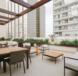 Outdoor dining - Jacques Pilon Residence (Centro Histórico de São Paulo São Paulo)