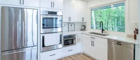 Réfrigérateur, four à micro-ondes, un four, surface de cuisson