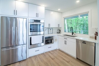 Galini Lakehouse - Five Bedroom Cottage, Sleeps 14